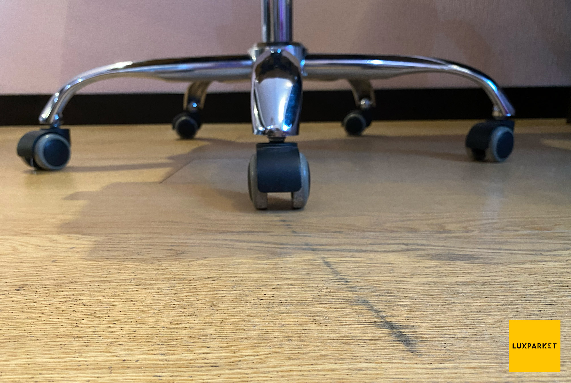 Демонстрація пошкоджень від роликових колес крісла