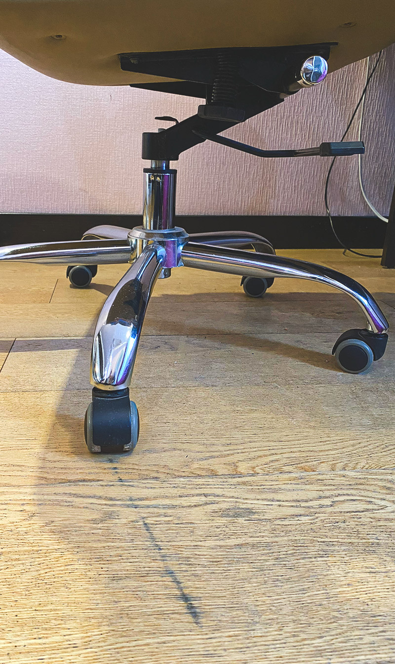 Демонстрація пошкоджень від роликових колес крісла